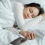 Reasons why you should not sleep with your smartphone near the bed